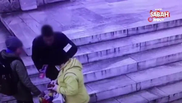 İstanbul Fatih'te turistleri kartpostal satma bahanesi ile soyan hırsızın ilginç yöntemi kameraya böyle yakalandı!