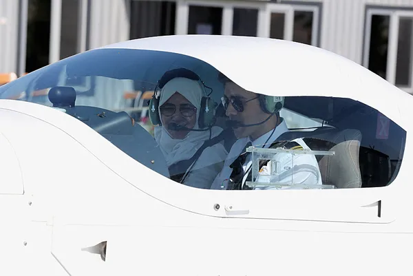 annesini-ucuran-pilot-leventin-ilk-yolcusu-kendi-annesi-oldu-1751347750893.jpeg
