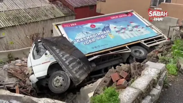 Eyüpsultan'da virajı alamayan kamyonet gecekondunun üzerine devrildi | Video