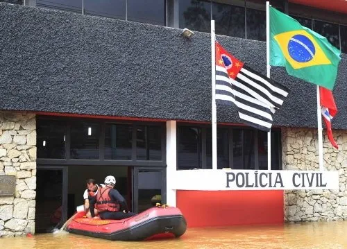 Brezilya’da sel suları yüzlerce can aldı