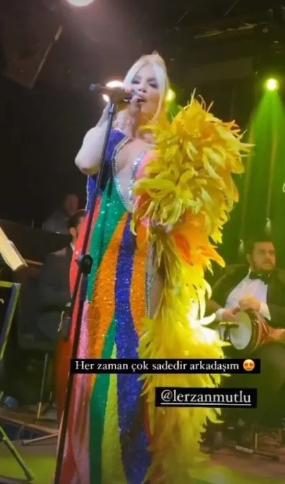 Ünlü şarkıcı Lerzan Mutlu cesaretini konuşturdu! Derin yırtmaçlı turuncu elbisesiyle sosyal medyayı salladı