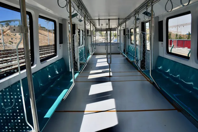 turkiyenin-ilk-yerli-ve-milli-surucusuz-metro-araci-raylara-indi-1695559069045.jpg
