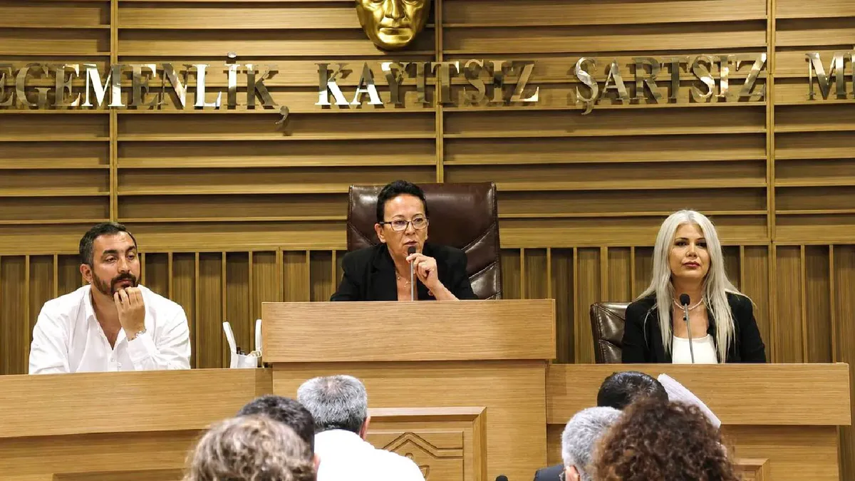 Bahçelievler Belediye Meclisi'nde 15 Temmuz şehitlerinin anılmaması üzerine yaşanan tartışma.