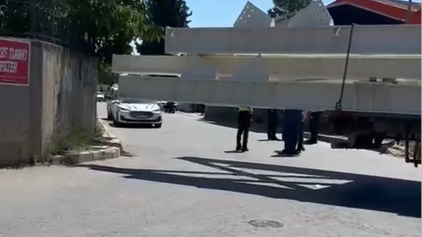 kocaelide-aci-kaza-hatali-manevra-can-aldi-16-yasindaki-berat-tir-ve-bahce-duvari-arasinda-sikisti-1781531172093.jpg