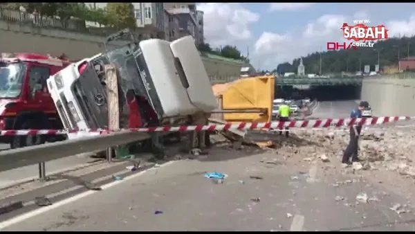 Çekmeköy'de hafriyat kamyonu devrildi: Kaza anı kamerada | Video