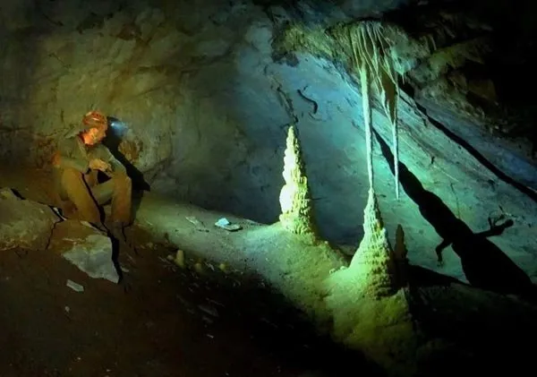 Rusya dünyanın en derin mağarasına indi!