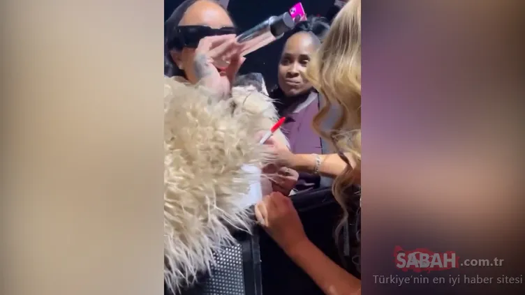 Rihanna konserine gittiği Mariah Carey’den imza aldı: İkonik bir an yaşanıyor!