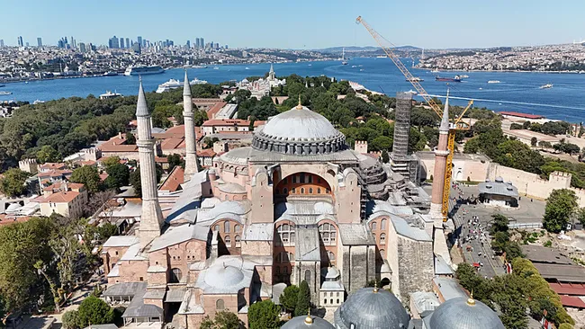 ayasofya-camii-5-yil-once-zincirlerini-kirdi-fethin-sembolu-ziyaretci-rekoru-kirdi-1753269313829.jpeg Ayasofya Camii 5 yıl önce zincirlerini kırdı: Fethin sembolü ziyaretçi rekoru kırdı!