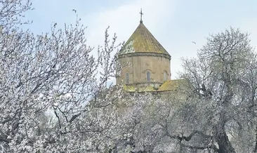 Akdamar’a bahar geldi