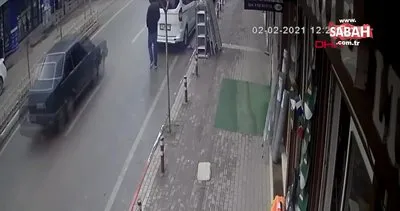 Bursa’da kamyonetin açık kalan kapısının yayaya çarptığı an kamerada | Video