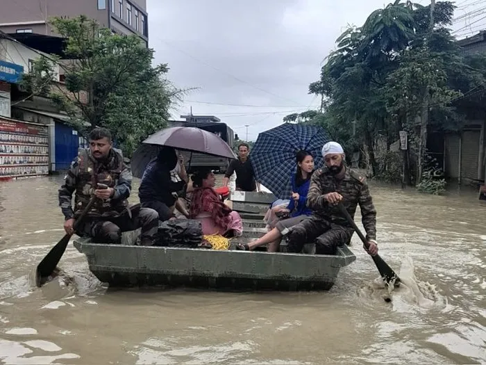 Hindistan’da şiddetli yağışlar can aldı: Ordu sahaya indi