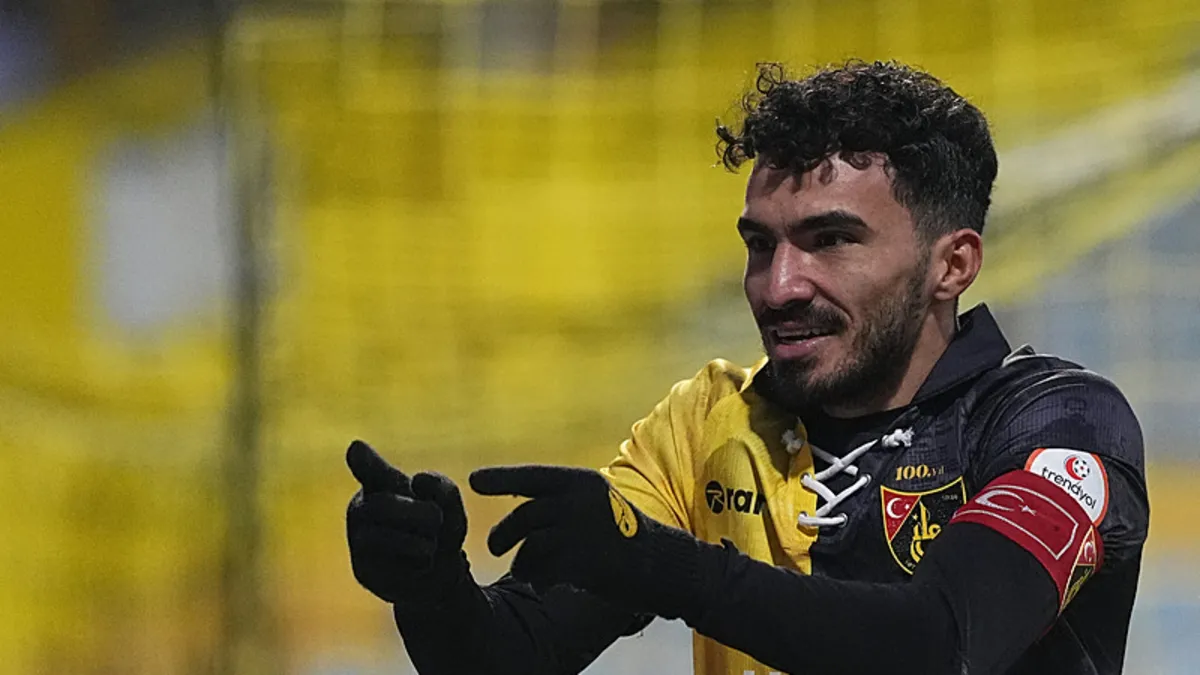 İstanbulspor’un kaptanı Emir Kaan Gültekin, Bursaspor’a transfer oldu İstanbulspor’un kaptanı Emir Kaan Gültekin, Bursaspor’a transfer oldu