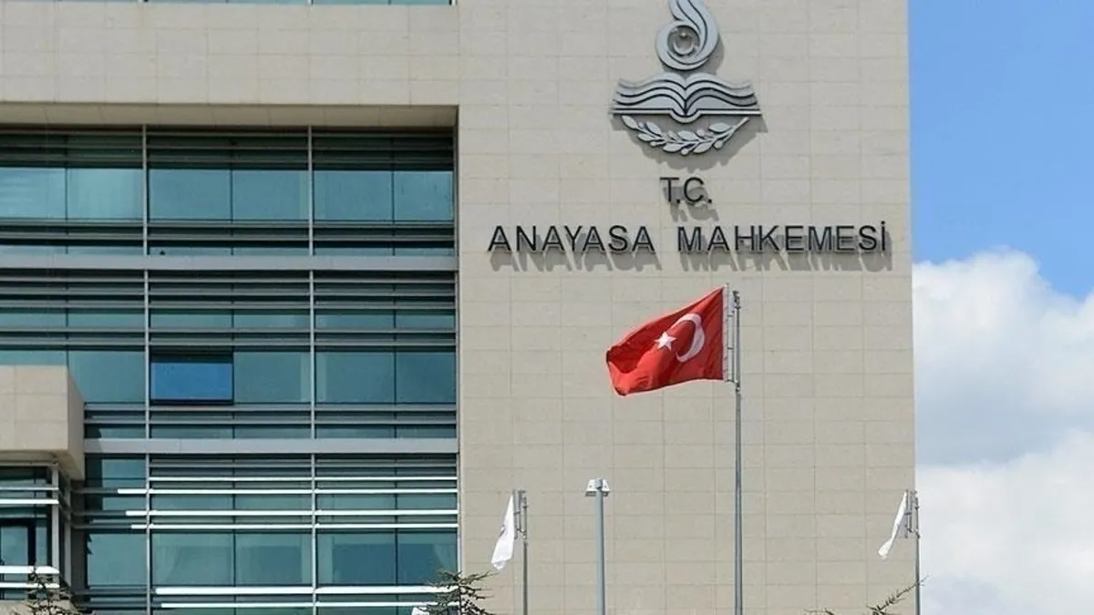 Anayasa Mahkemesi binası önünde hukuk süreçleri