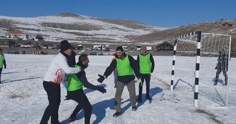 Donan göl üzerinde futbol keyfi