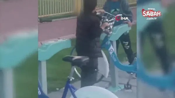 Sallayıp yerinden çıkarttıkları bisikletleri böyle aldılar | Video