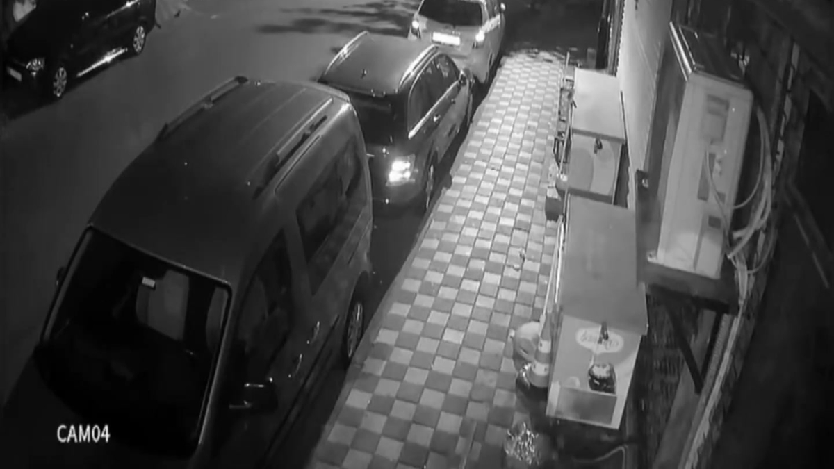 Gaziosmanpaşa’da yürekler ağza geldi! Yokuş aşağı kayan otomobil doğal gaz kutusuna çarptı: 3 katlı bina tahliye edildi | Video videosunu izle Gaziosmanpaşa’da yürekler ağza geldi! Yokuş aşağı kayan otomobil doğal gaz kutusuna çarptı: 3 katlı bina tahliye edildi | Video videosunu izle