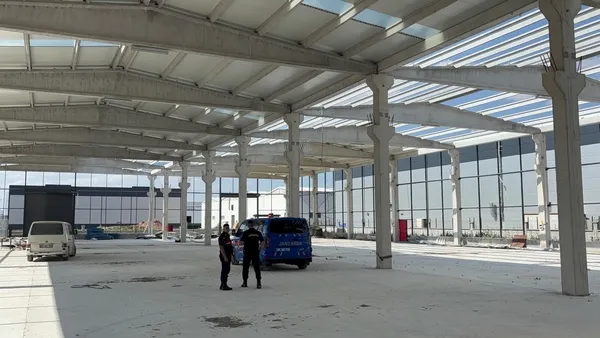 fabrika-insaatindan-dusen-isci-hayatini-kaybetti-1783522562636.jpg
