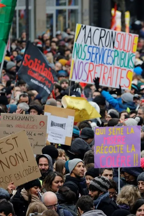 Paris'te polisten göstericilere sis bombasıyla müdahale