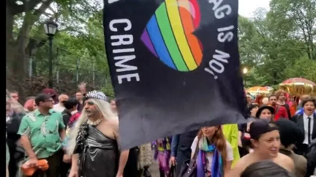 LGBT terörü gerçek yüzünü gösterdi! İğrenç sloganlar eşliğinde yürüdüler: Çocuklarınız için geliyoruz!