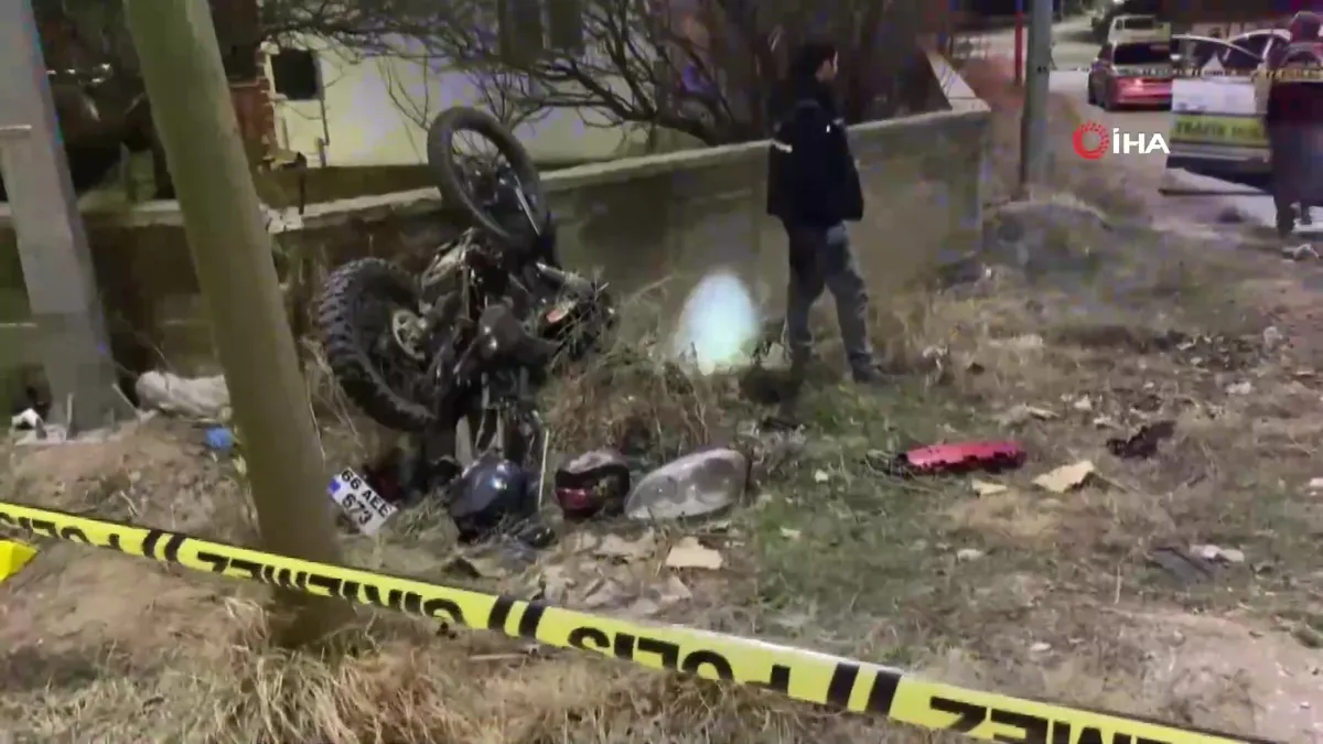 Yozgat’ta motosiklet otomobille kafa kafaya çarpıştı: 1 ölü, 2 yaralı | Video videosunu izle Yozgat’ta motosiklet otomobille kafa kafaya çarpıştı: 1 ölü, 2 yaralı | Video videosunu izle