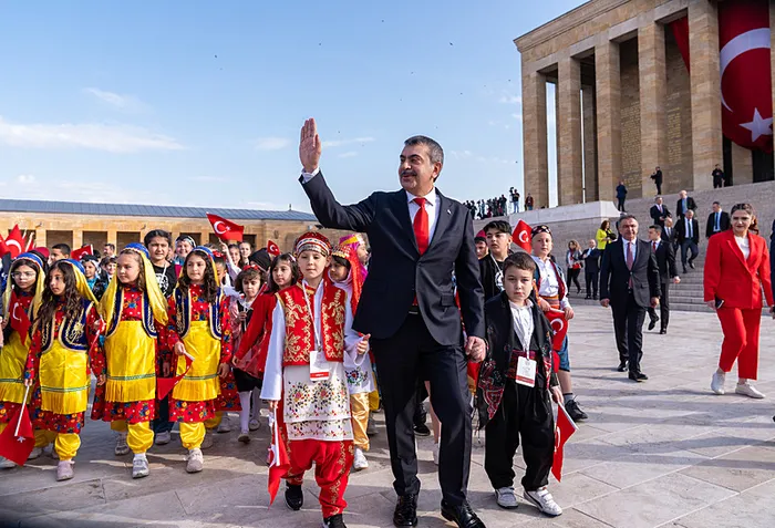 anitkabirde-23-nisan-coskusu-devlet-erkani-cocuklarla-birlikte-anitkabiri-ziyaret-etti-1745392180500.jpg Anıtkabir'de 23 Nisan coşkusu: Devlet Erkanı Anıtkabir'i ziyaret etti