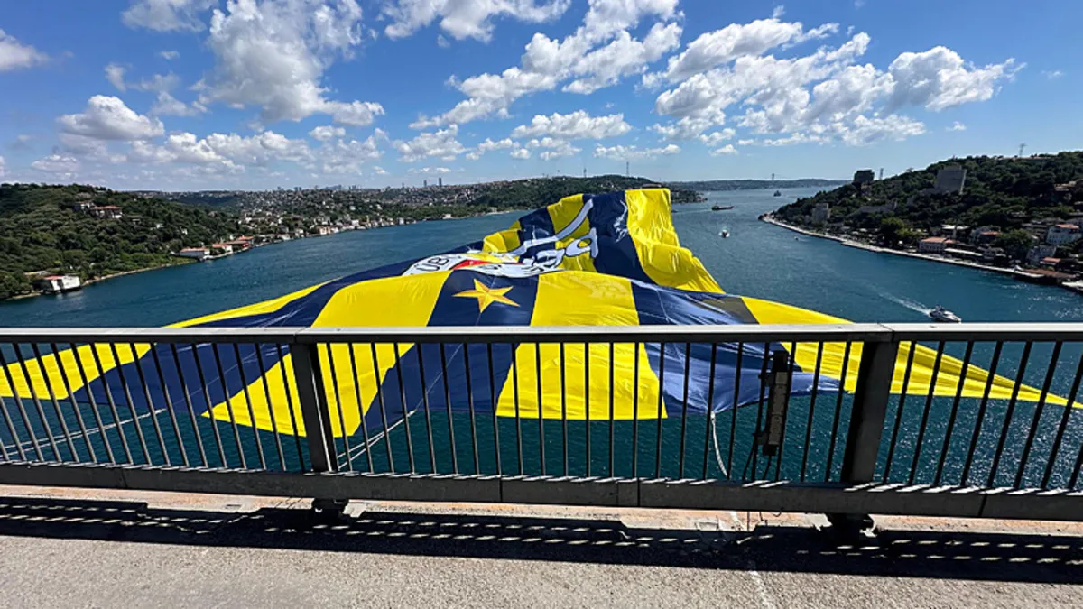 Fenerbahçe Beko'nun bayrakları köprülere asıldı