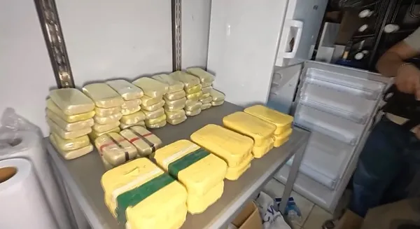 paket-paket-uyusturucular-buzdolabindan-cikti-1785998076611.jpg