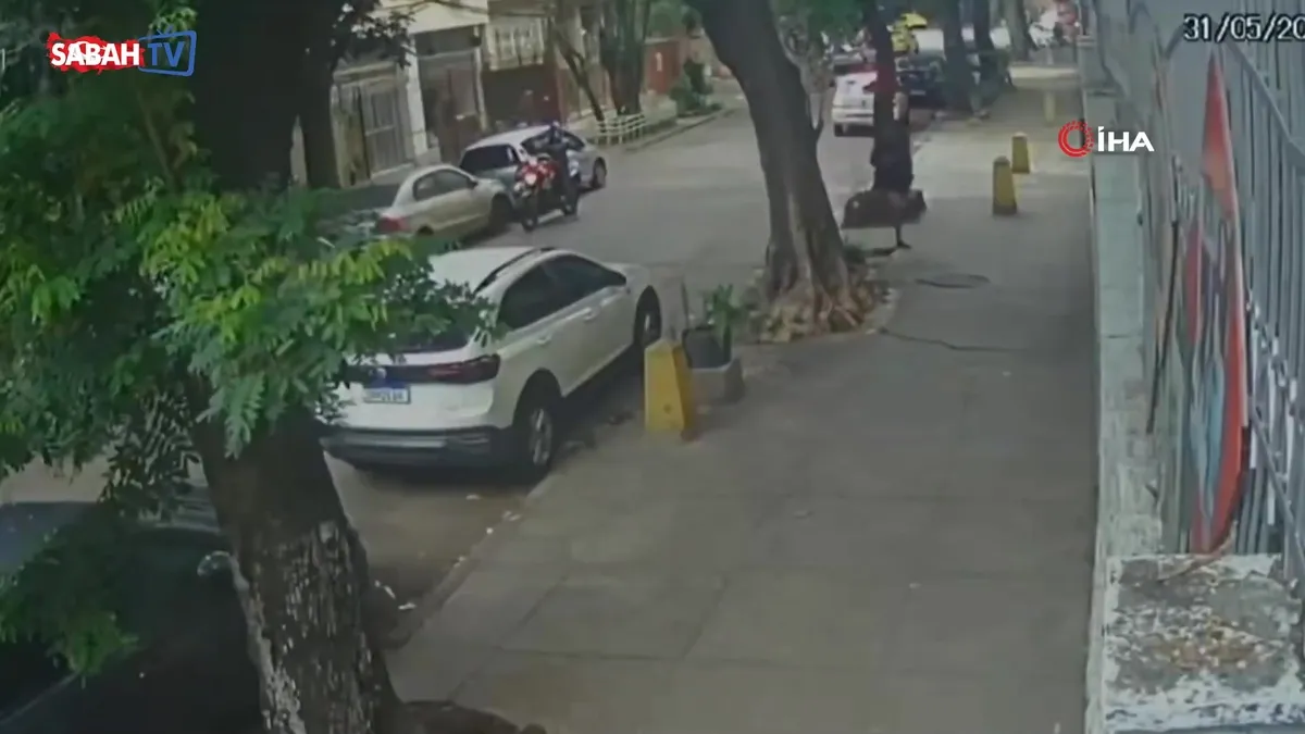 Kaldırımda yürüyen kadın kanalizasyona düştü, rögar kapağı üstüne kapandı videosunu izle Kaldırımda yürüyen kadın kanalizasyona düştü, rögar kapağı üstüne kapandı videosunu izle