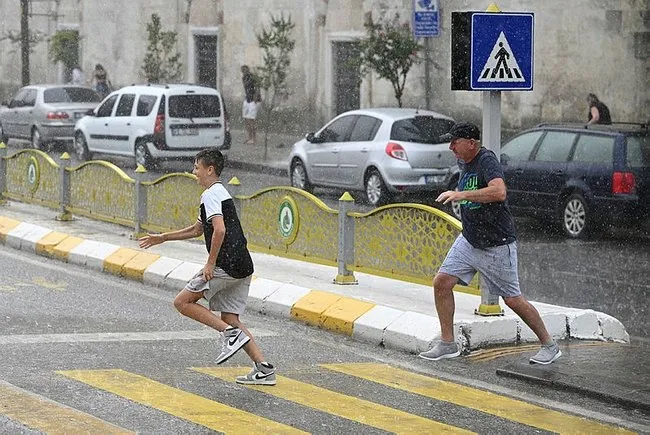 Hem sıcak hem yağmur bir arada! İşte yeni haftanın hava durumu raporu: Termometreler 42 dereceyi görecek, sağanak da kapıda