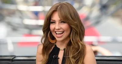 Konser sırasında seyircinin üzerine atlayan Thalia zor anlar yaşadı