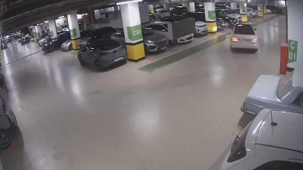 Drift yapan sürücüler otoparkta