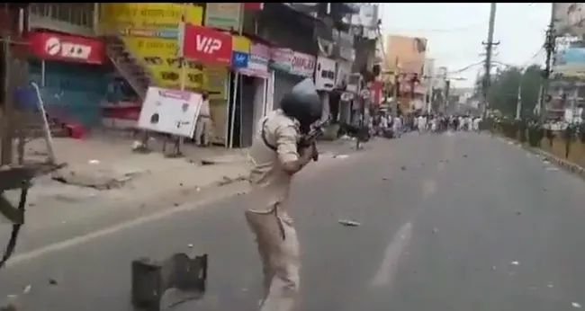 hindistan-polisi-muslumanlara-ates-acti-2-kisi-hayatini-kaybetti-1654966355314.jpg