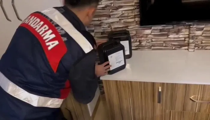 jandarmadan-sahte-alkole-darbe-50-bin-litre-sahte-alkol-ele-gecirildi-1736399149994.jpg