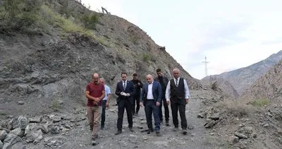Vali Ünsal, heyelan nedeniyle kapanan köy yolundaki çalışmaları yerinde inceledi #artvin