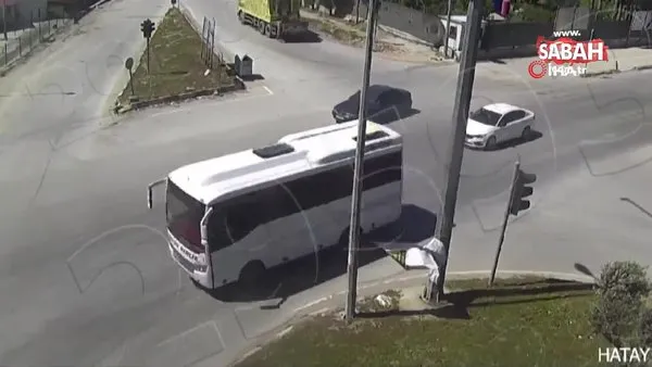 Hatay'da otomobille çarpışan motosiklet sürücüsünün havaya uçtuğu anlar kamerada | Video