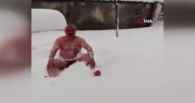 Kastamonu’da soyunup karların içinde yuvarlanan vatandaş kamerada
