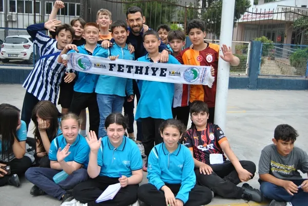 fethiyespor-23-nisan-coskusu-yasadi-okul-ziyareti-yapan-futbolcu-ve-teknik-adamlar-yogun-ilgi-gordu-1745337712961.jpg