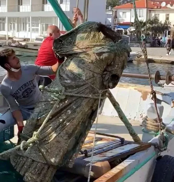 Son dakika haberi! Ağı çeken balıkçılar gözlerine inanamadı! Denizden tam 300 kilo ağırlığında heykel çıktı...