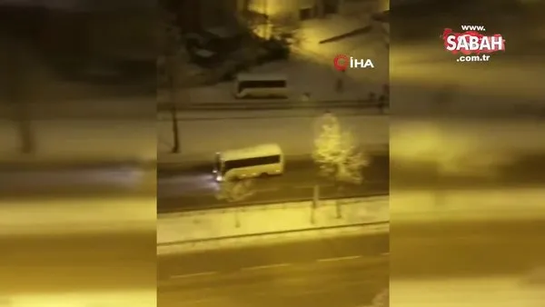 Minibüse kar topu atan gençler şoför geri manevra yapınca böyle kaçtı | Video