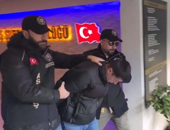 izmirde-7-ayri-is-yerinde-hirsizlik-yapan-ahmet-elik-yakalandi-hirsizlik-anlari-kamerada-1735546461798.jpg
