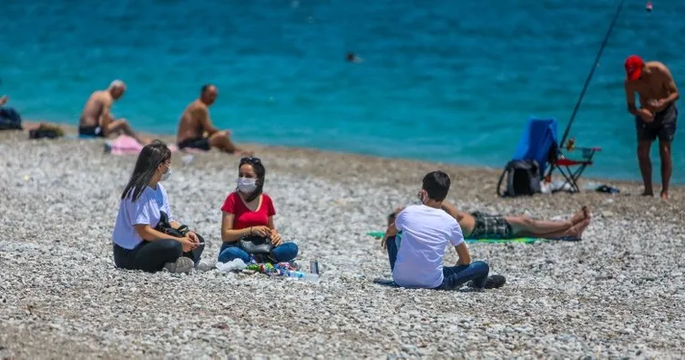 Antalya sahilinde sosyal mesafeli kalabalık