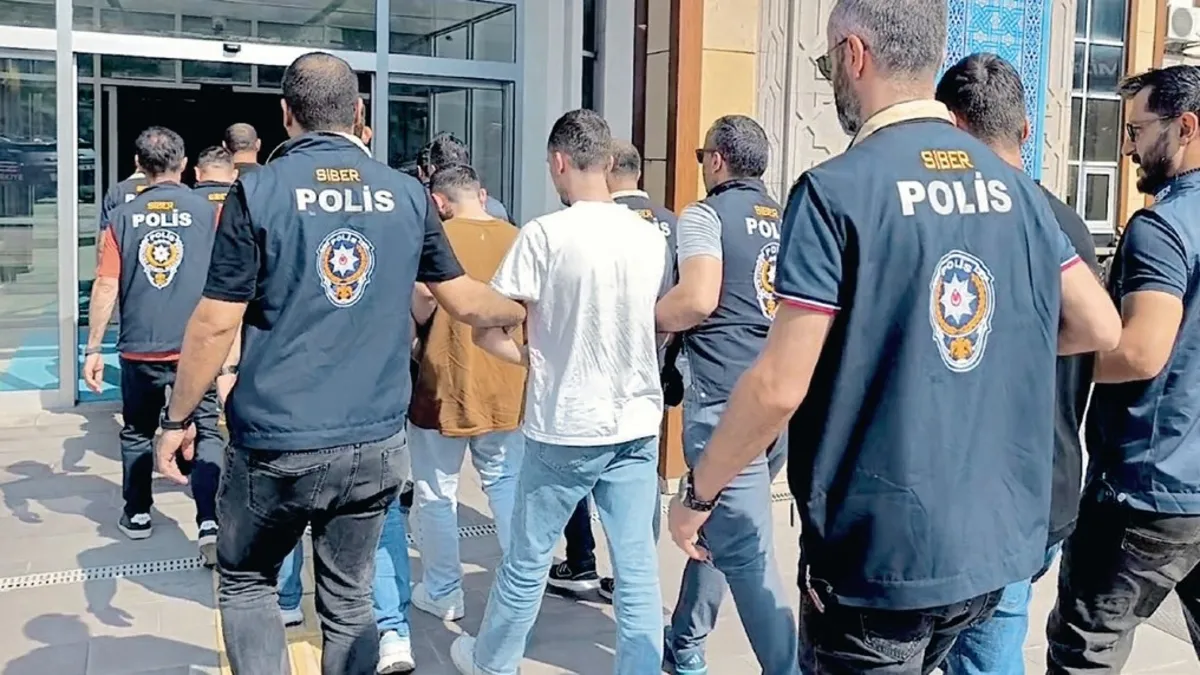 Amasya'da 22 milyon TL'lik siber dolandırıcılık operasyonunda tutuklanan şüpheliler