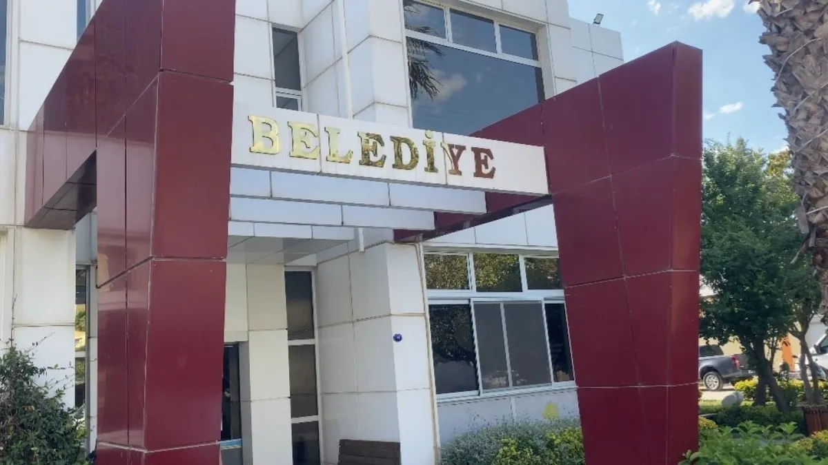 Seferihisar Belediyesi binası önünde devam eden soruşturma süreci