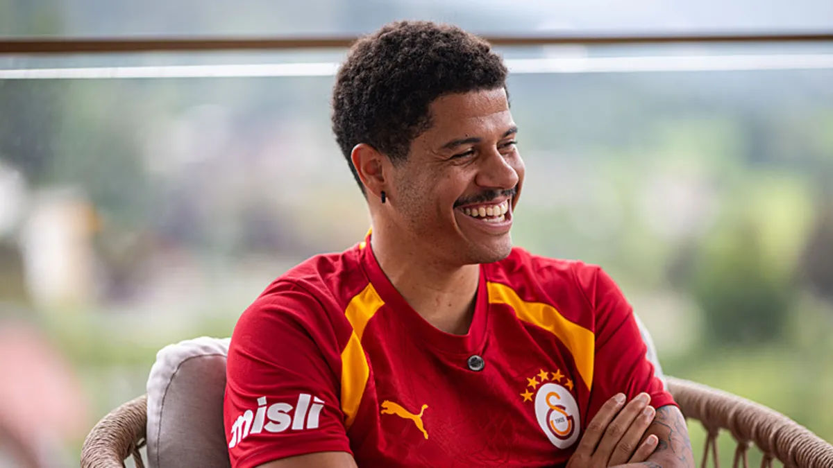 Galatasaraylı futbolcu Gabriel Sara açıklama yaparken