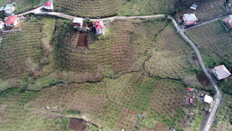 Duvarları çatlayan evlerinde nöbetleÅe uyuyorlar