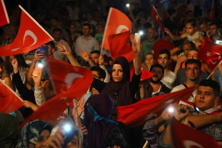 Türkiye demokrasi nöbetine devam ediyor