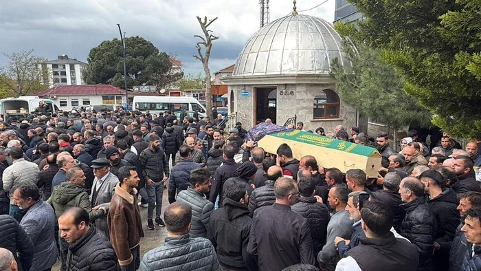 4-yasindaki-sancar-yarali-kurtuldugu-kazada-olen-annesine-veda-etti-1777725811185.jpg