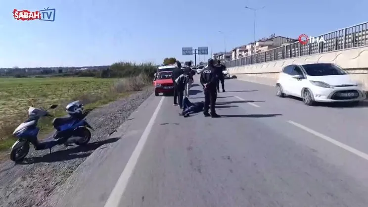 Otomobil ile çarpışan motosikletin sürücüsü 50 metre sürüklendi: 1 yaralı | Video