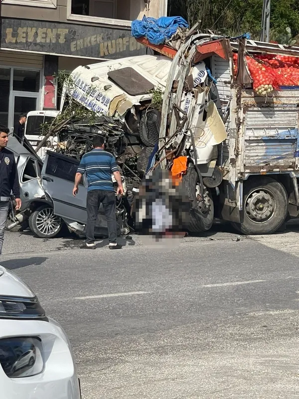 Son dakika: Hatay'da freni patlayan kamyon araçlara daldı: 3 ölü, 20 yaralı -