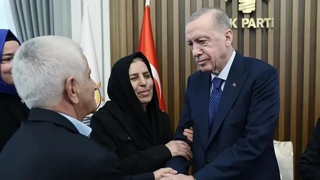 baskan-erdogan-pkknin-ikiyaka-katliaminda-yasamini-kaybedenlerin-aileleriyle-gorustu-1736873358183.jpeg